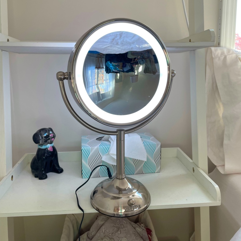 Light up vanity mirror
